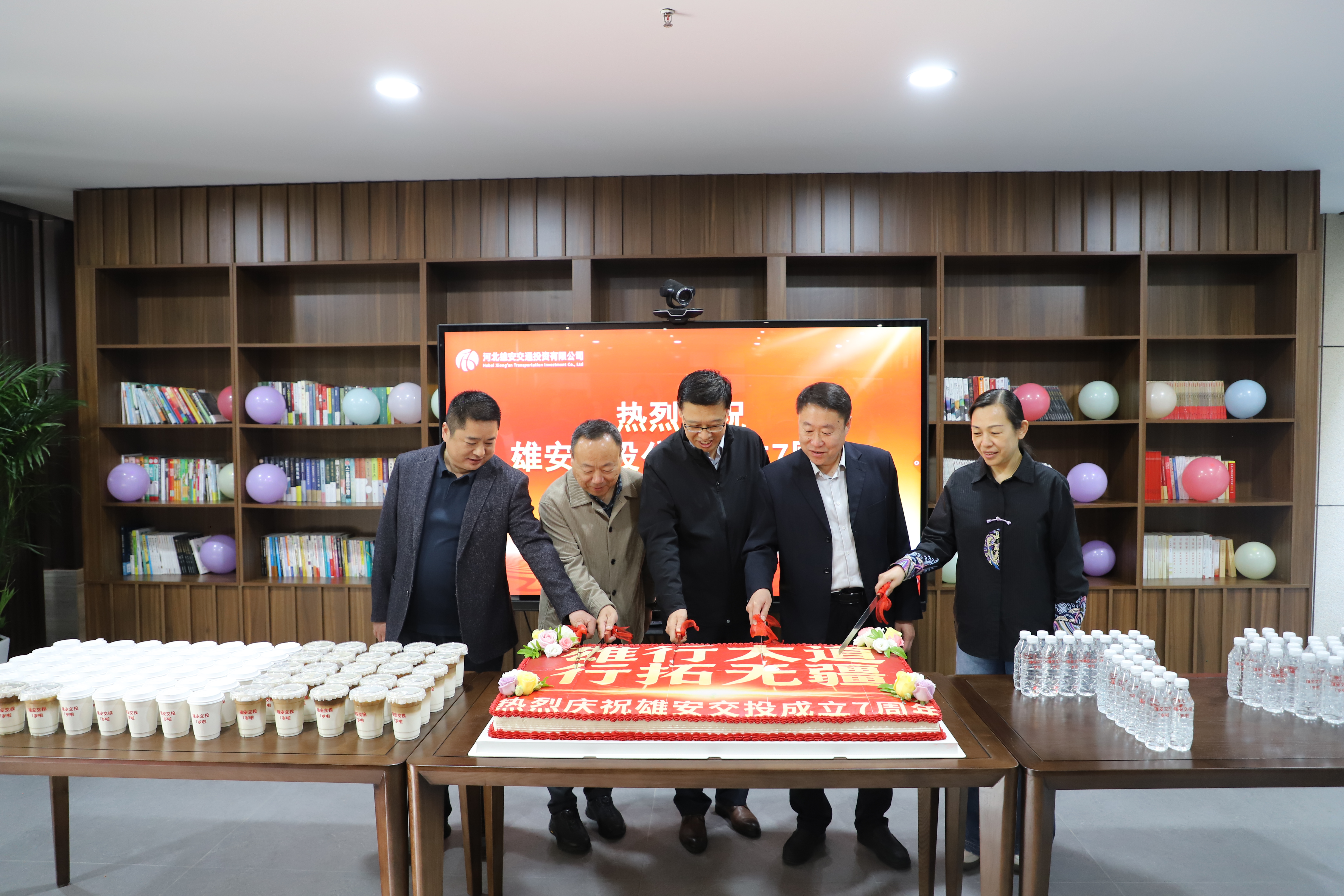 7周年切蛋糕.jpg